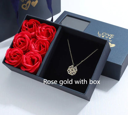 Conjunto de regalo con collar de trébol de cuatro hojas y corazón: delicada joyería de oro