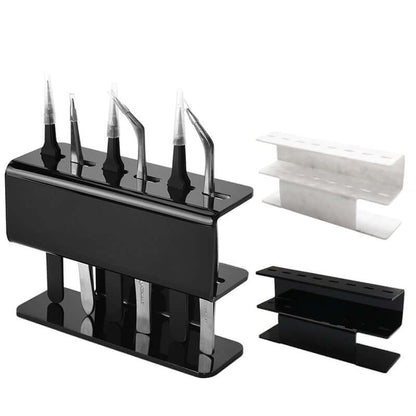 The Acrylic Eyelash Tweezers Holder is the perfect organizer for lash artists and beauty enthusiasts. Crafted from durable, transparent acrylic, this sleek holder keeps your tweezers neatly displayed and easily accessible. Designed to hold multiple tools, it helps maintain a clean, professional workspace while protecting your tweezers from damage. 