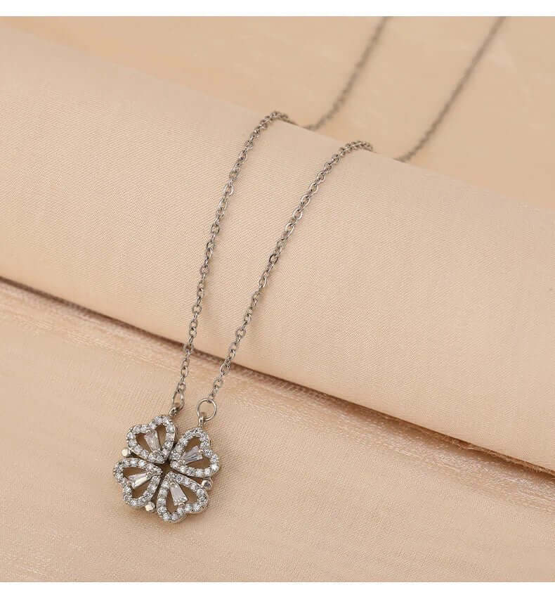 Collier en acier titane avec trèfle à quatre feuilles