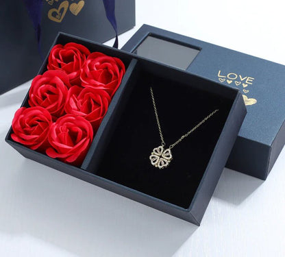 Conjunto de regalo con collar de trébol de cuatro hojas y corazón: delicada joyería de oro