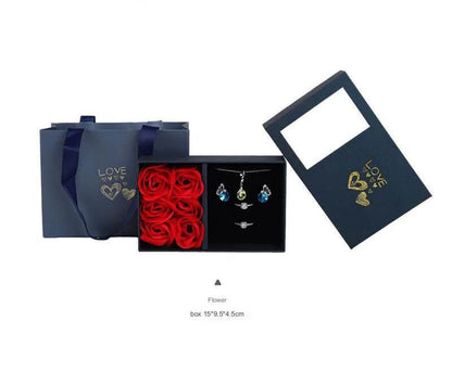 Conjunto de regalo con collar de trébol de cuatro hojas y corazón: delicada joyería de oro